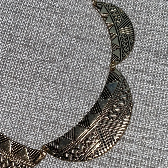 ⭐️HP⭐️Liz Claiborne  Urban printed gold tone necklace - Picture 7 of 13